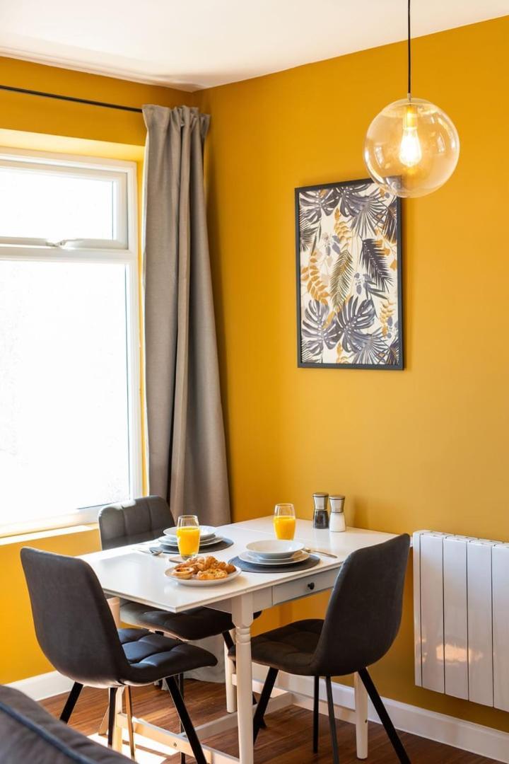 Studio Apartment With 65" Smart Tv Newport  Exterior foto