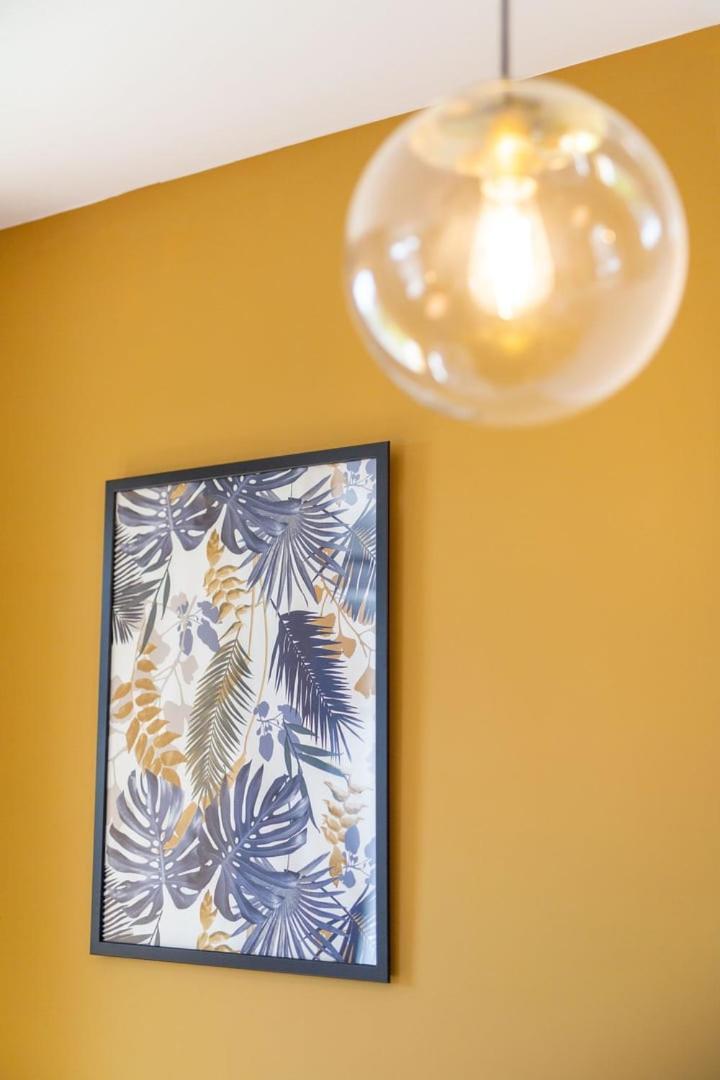 Studio Apartment With 65" Smart Tv Newport  Exterior foto