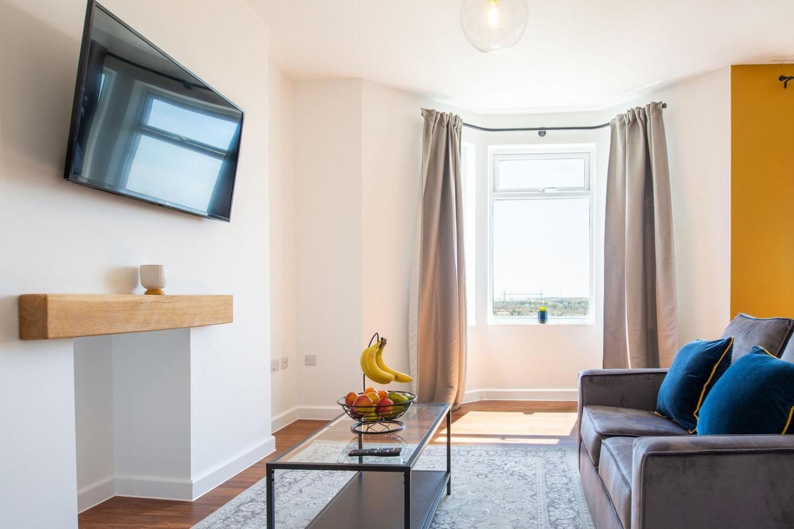 Studio Apartment With 65" Smart Tv Newport  Exterior foto