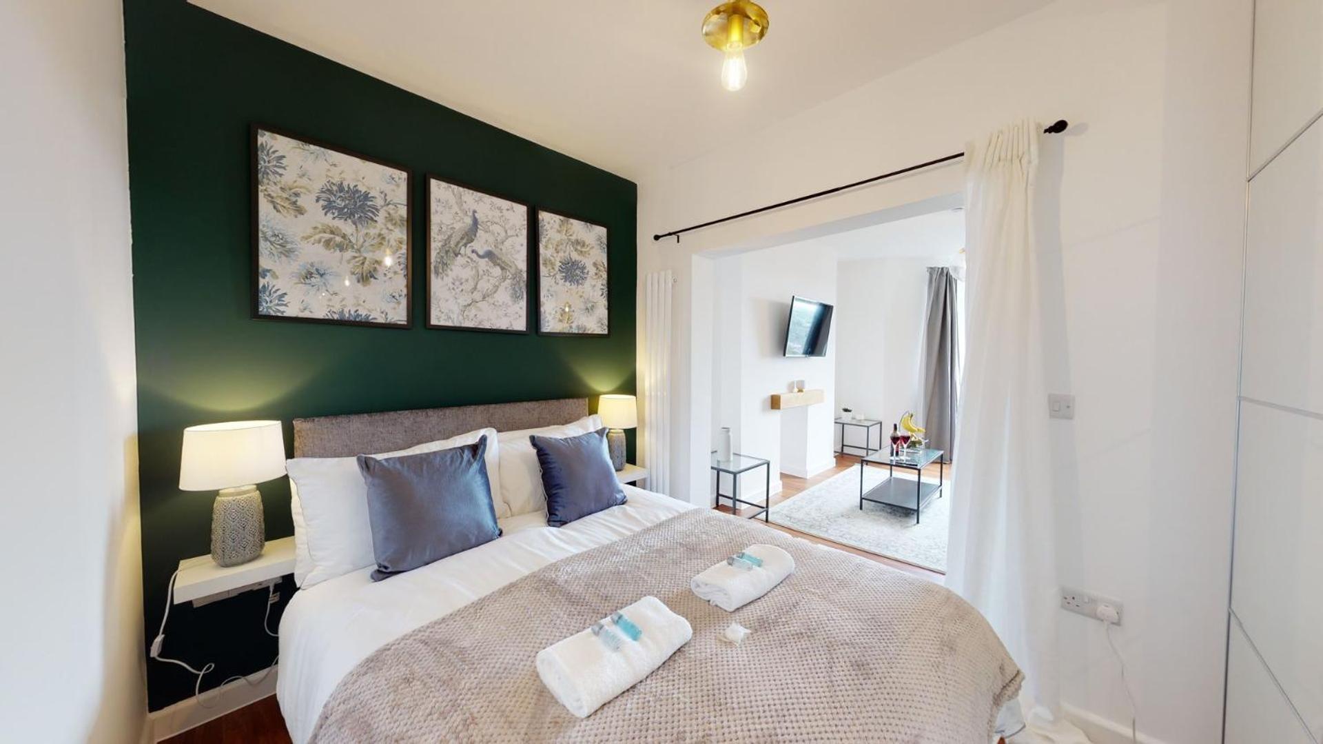 Studio Apartment With 65" Smart Tv Newport  Exterior foto