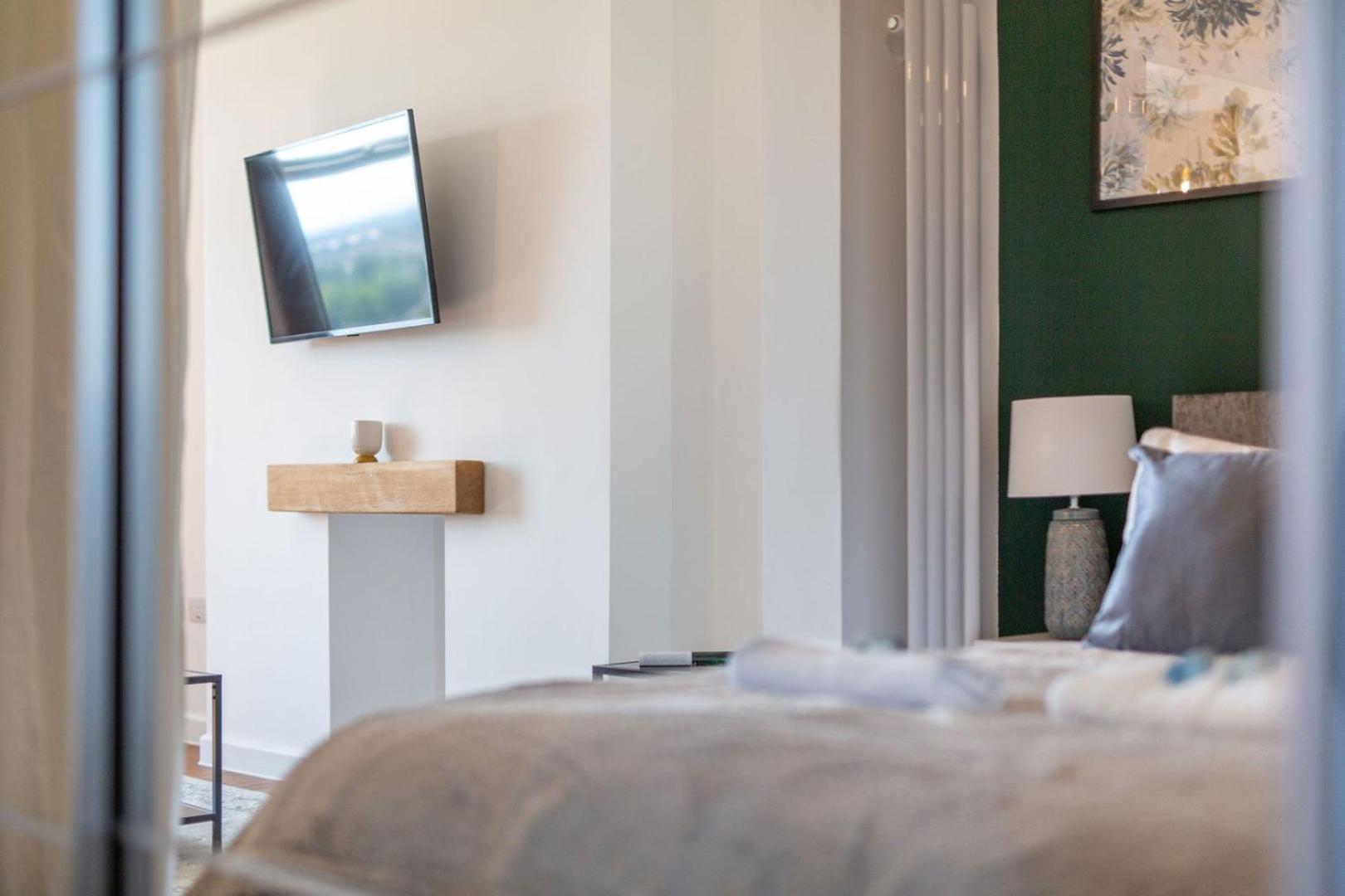 Studio Apartment With 65" Smart Tv Newport  Exterior foto