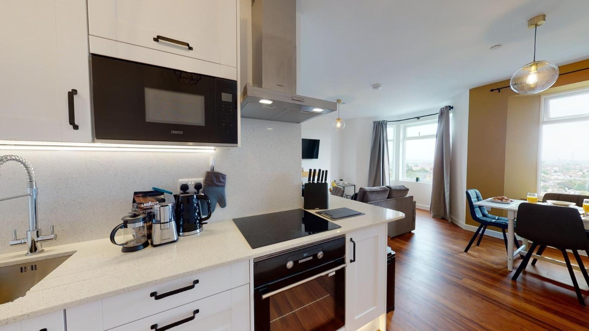 Studio Apartment With 65" Smart Tv Newport  Exterior foto