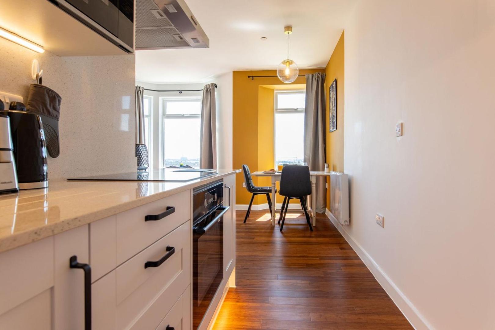 Studio Apartment With 65" Smart Tv Newport  Exterior foto