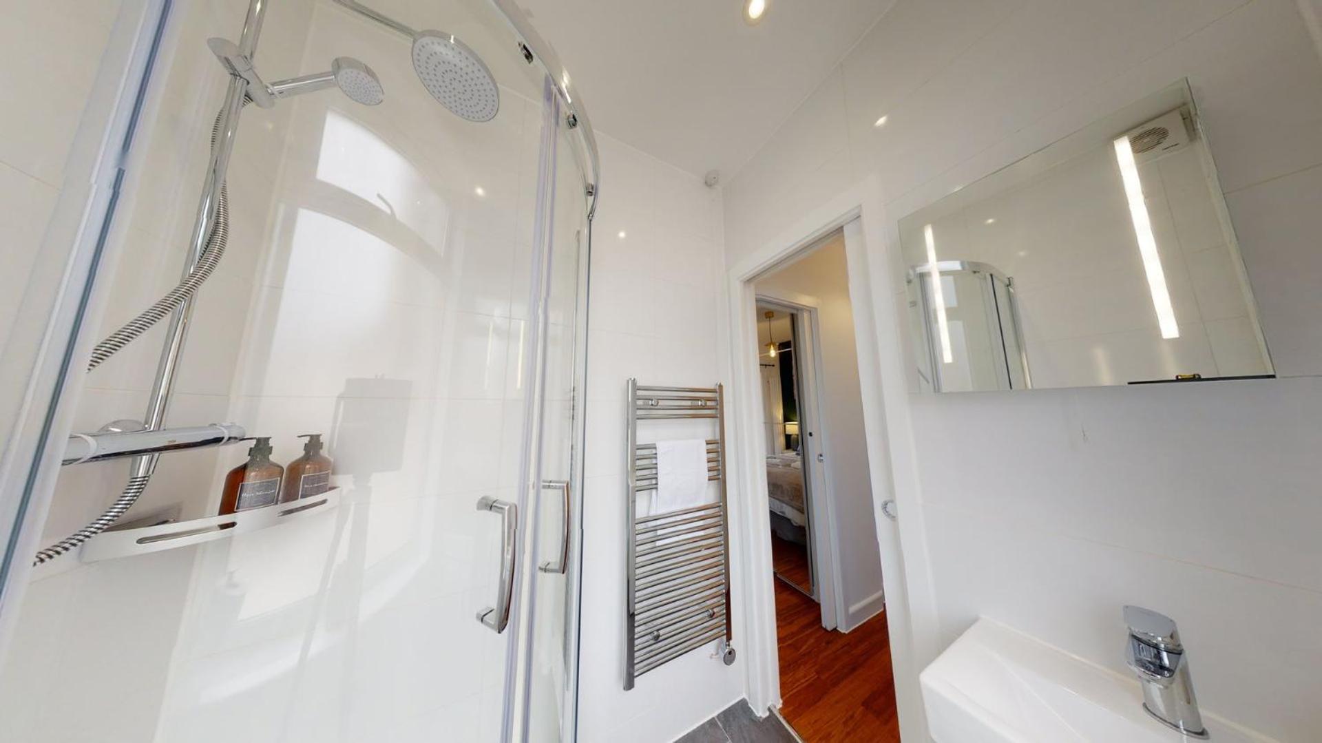 Studio Apartment With 65" Smart Tv Newport  Exterior foto