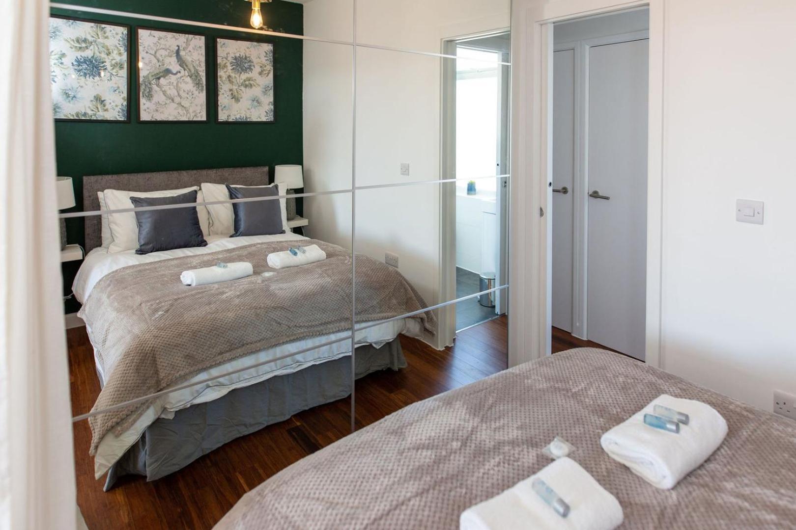 Studio Apartment With 65" Smart Tv Newport  Exterior foto