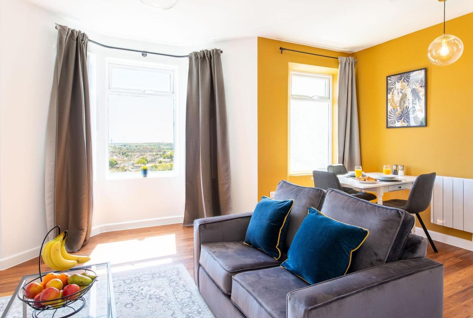 Studio Apartment With 65" Smart Tv Newport  Exterior foto